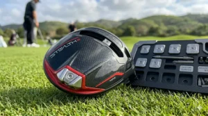 Side profile diagram showing how a driver with interchangeable weights shifts its center of gravity to alter launch angle.